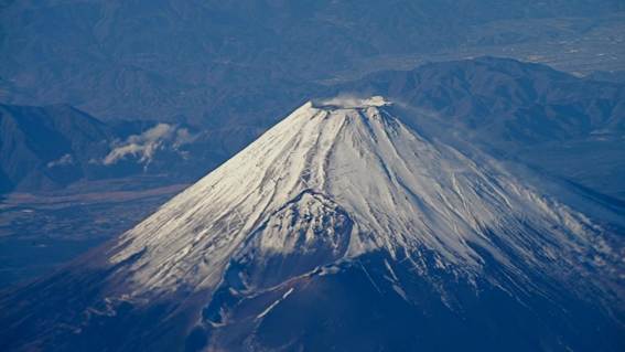 雪が降った山の景色

