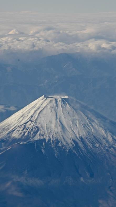 雪が降った山の景色

