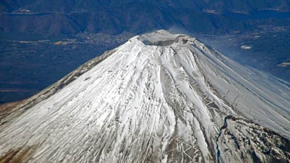 雪が降った山の景色

