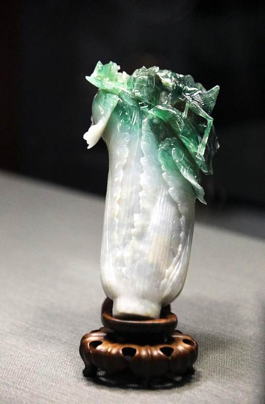 白い花がある花瓶

