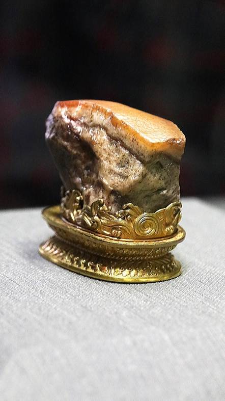 作品, ケーキ, 座る, テーブル が含まれている画像


