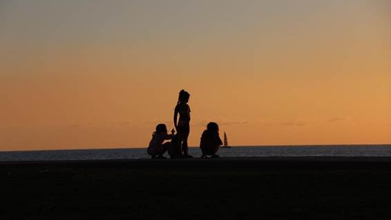 夕日をバックに写真に写る人達

AI 生成コンテンツは誤りを含む可能性があります。