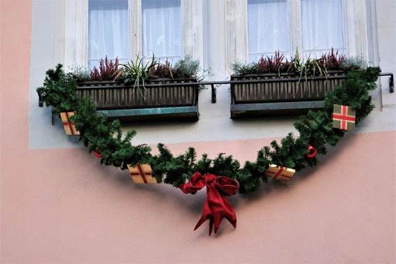 建物, 屋外, 花, フロント が含まれている画像

AI 生成コンテンツは誤りを含む可能性があります。