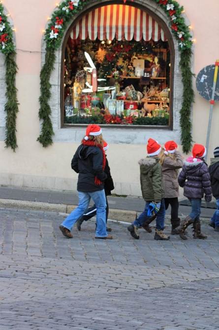 建物, 屋外, 座る, 女性 が含まれている画像

AI 生成コンテンツは誤りを含む可能性があります。