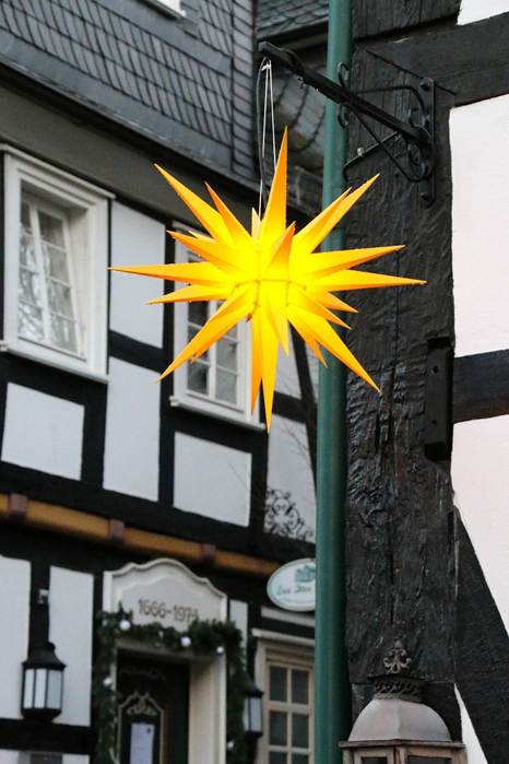 建物, 屋外, ストリート, 傘 が含まれている画像

AI 生成コンテンツは誤りを含む可能性があります。