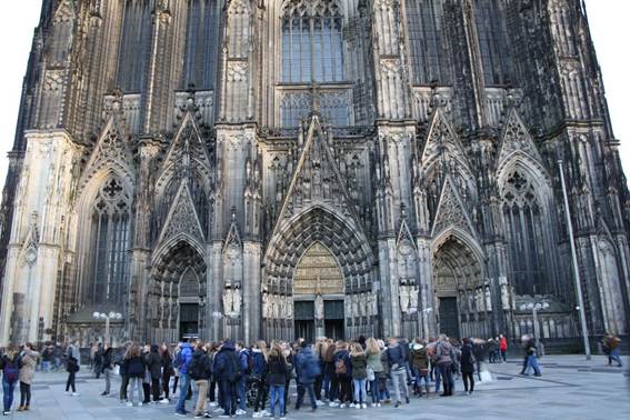 教会にいる人々

AI 生成コンテンツは誤りを含む可能性があります。