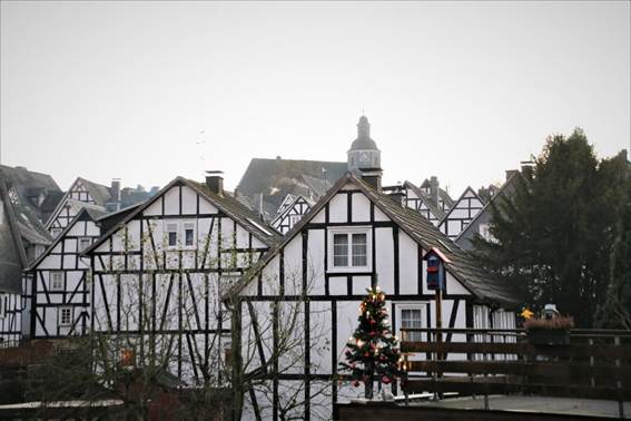 フェンスに囲まれた家

AI 生成コンテンツは誤りを含む可能性があります。