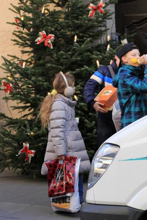 座る, テーブル, 男, 持つ が含まれている画像

AI 生成コンテンツは誤りを含む可能性があります。