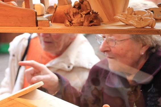 人, 屋内, テーブル, 男 が含まれている画像

AI 生成コンテンツは誤りを含む可能性があります。