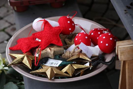 テーブル, 屋内, 座る, 食品 が含まれている画像

AI 生成コンテンツは誤りを含む可能性があります。