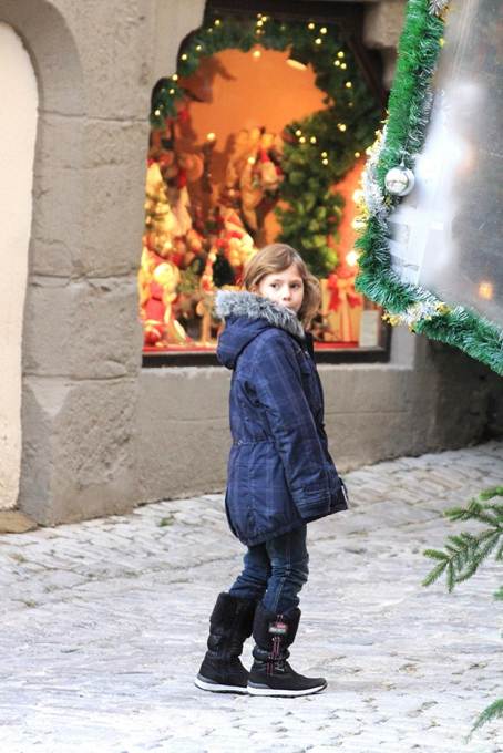 建物, 屋外, 男, 持つ が含まれている画像

AI 生成コンテンツは誤りを含む可能性があります。