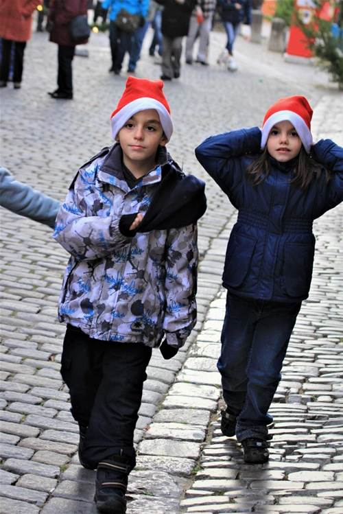 傘をさして歩く人たち

AI 生成コンテンツは誤りを含む可能性があります。