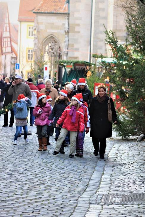 歩道を歩いている人たち

AI 生成コンテンツは誤りを含む可能性があります。