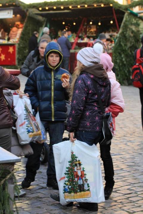 テーブル, 覆い, ベッド, 若い が含まれている画像

AI 生成コンテンツは誤りを含む可能性があります。