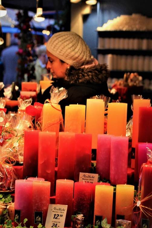 テーブル, いっぱい, 座る, メガネ が含まれている画像

AI 生成コンテンツは誤りを含む可能性があります。