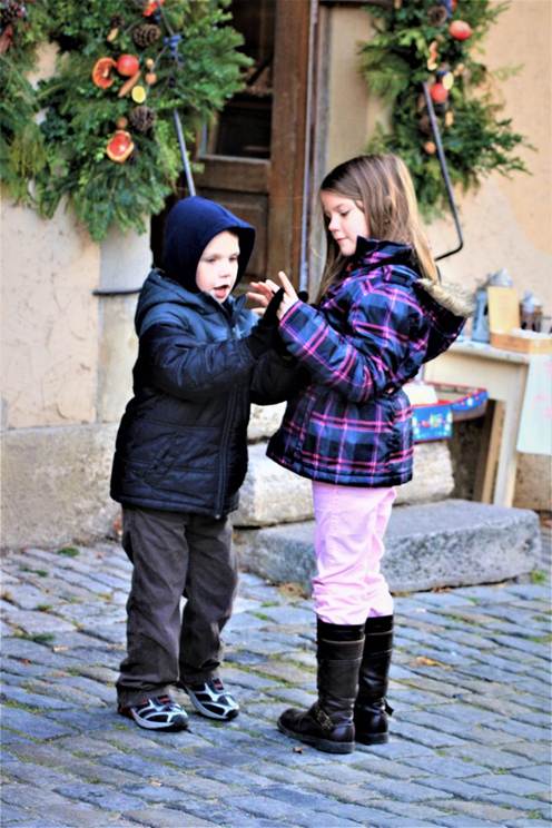 人, 屋外, 建物, 子供 が含まれている画像

AI 生成コンテンツは誤りを含む可能性があります。