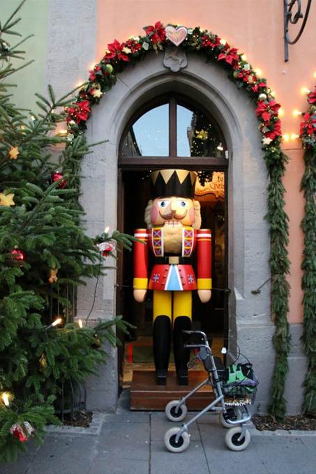 建物の中に入っている花

AI 生成コンテンツは誤りを含む可能性があります。