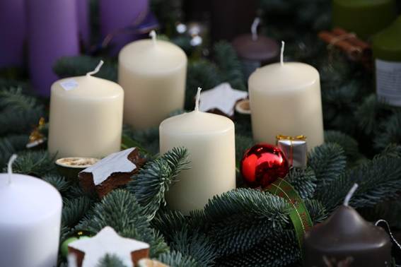 テーブルの上に置いている様々な花

AI 生成コンテンツは誤りを含む可能性があります。