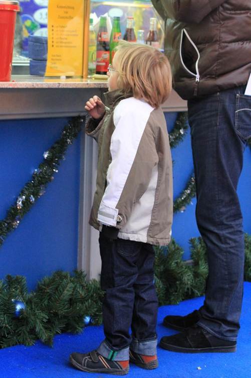 人, 男, 立つ, ブルー が含まれている画像

AI 生成コンテンツは誤りを含む可能性があります。