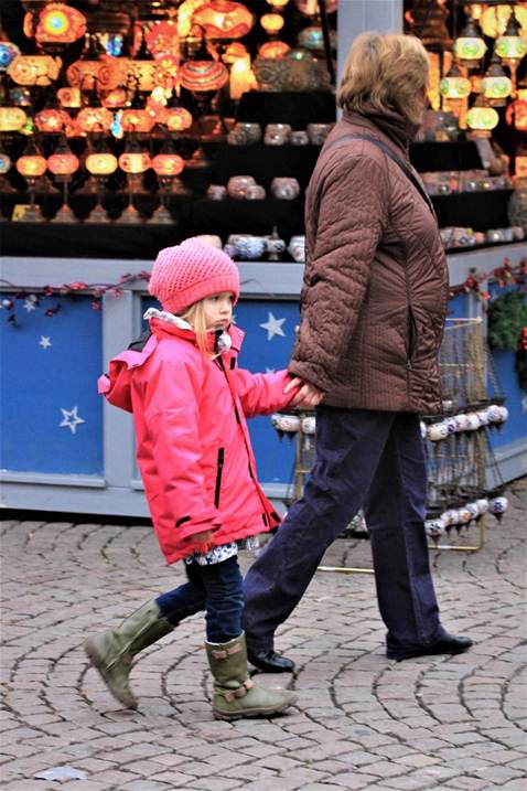 人, 屋外, ウォーキング, 立つ が含まれている画像

AI 生成コンテンツは誤りを含む可能性があります。