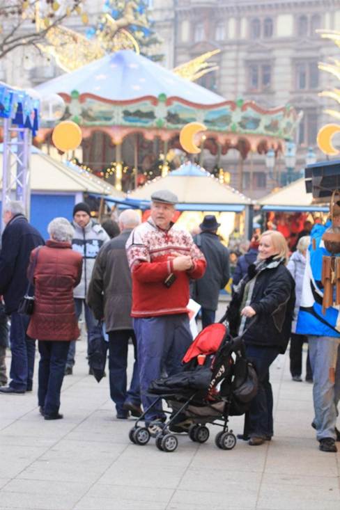 建物, 乗る, 若い, 座る が含まれている画像

AI 生成コンテンツは誤りを含む可能性があります。