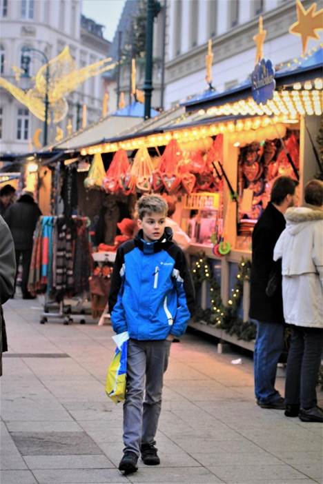 歩道を歩いている男女

AI 生成コンテンツは誤りを含む可能性があります。