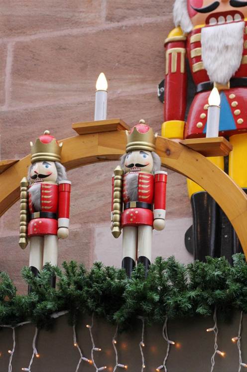 テーブル, 屋内, 座る, 木製 が含まれている画像

AI 生成コンテンツは誤りを含む可能性があります。