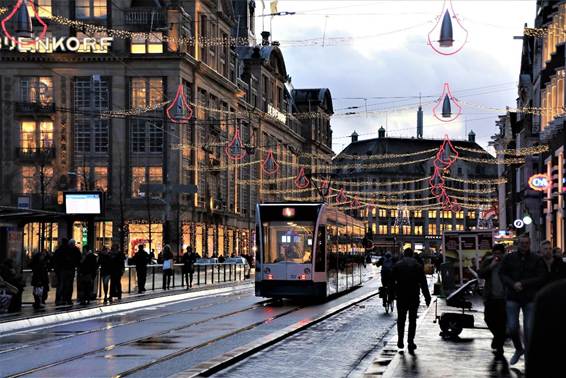 建物の前の歩道を歩く人々

AI 生成コンテンツは誤りを含む可能性があります。