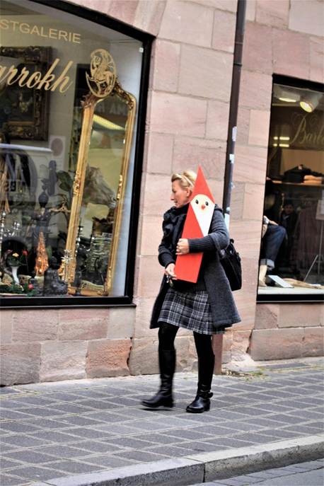 建物の前の歩道を歩いている女性

AI 生成コンテンツは誤りを含む可能性があります。