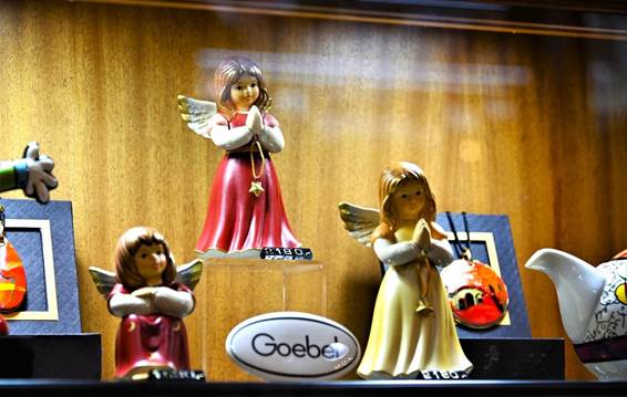 屋内, テーブル, 写真, 女性 が含まれている画像

AI 生成コンテンツは誤りを含む可能性があります。