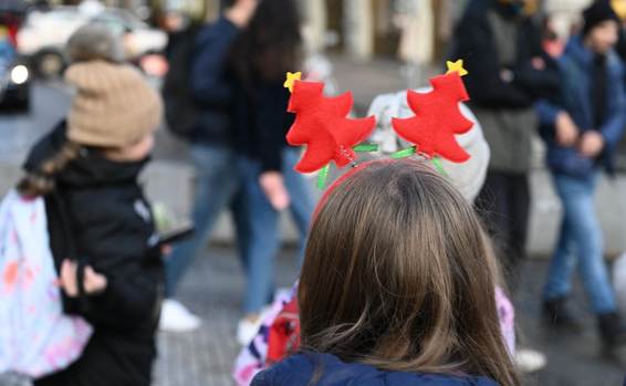 人, 屋外, ストリート, 女性 が含まれている画像

AI 生成コンテンツは誤りを含む可能性があります。