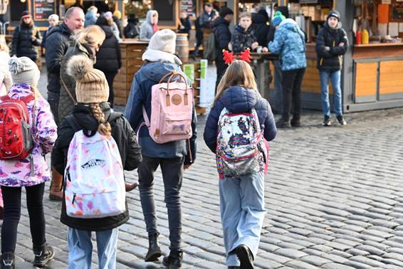 傘をさして歩く人々

AI 生成コンテンツは誤りを含む可能性があります。