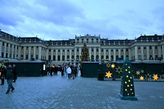 白い建物の前に立っている人たち

AI 生成コンテンツは誤りを含む可能性があります。