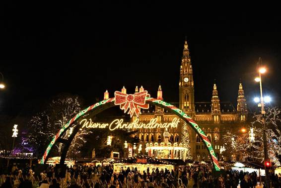 夜にライトアップされた建物

AI 生成コンテンツは誤りを含む可能性があります。