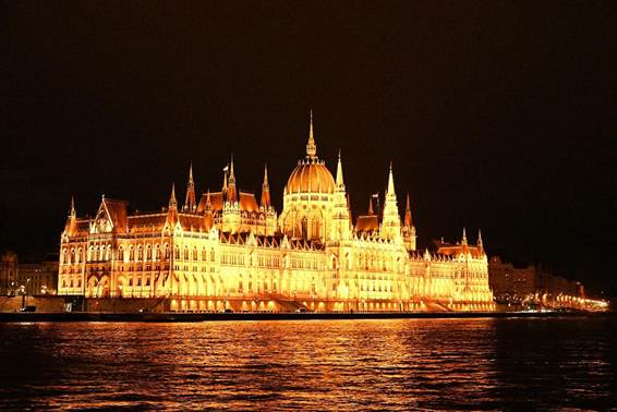 水の中にある大きな建物

AI 生成コンテンツは誤りを含む可能性があります。