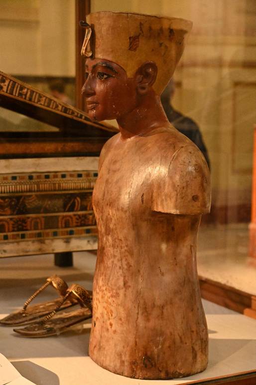 屋内, テーブル, 木製, 座る が含まれている画像
AI 生成コンテンツは誤りを含む可能性があります。