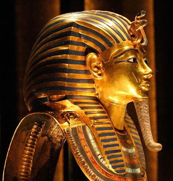 靴を履いた人の像
AI 生成コンテンツは誤りを含む可能性があります。