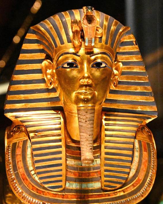 座る, テーブル, 茶色, 食品 が含まれている画像
AI 生成コンテンツは誤りを含む可能性があります。