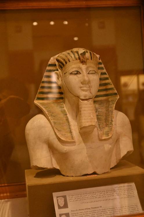 テーブル, 座る, 木製, 食品 が含まれている画像
AI 生成コンテンツは誤りを含む可能性があります。