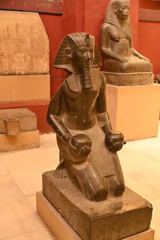 屋内, 座る, 建物, テーブル が含まれている画像
AI 生成コンテンツは誤りを含む可能性があります。