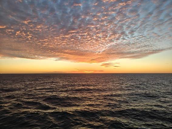 夕日が沈む海
AI 生成コンテンツは誤りを含む可能性があります。