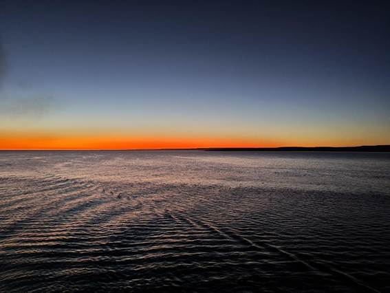 夕日が沈む海
AI 生成コンテンツは誤りを含む可能性があります。