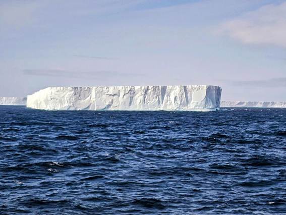 海に浮かぶ島
AI 生成コンテンツは誤りを含む可能性があります。