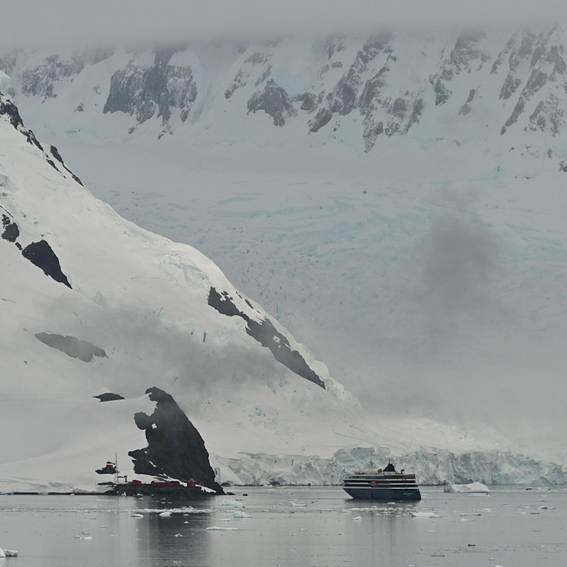 雪が降った山の上に座っている鳥
AI 生成コンテンツは誤りを含む可能性があります。
