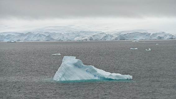 砂漠を歩いている
AI 生成コンテンツは誤りを含む可能性があります。