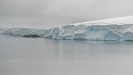 海の上を歩いている
AI 生成コンテンツは誤りを含む可能性があります。