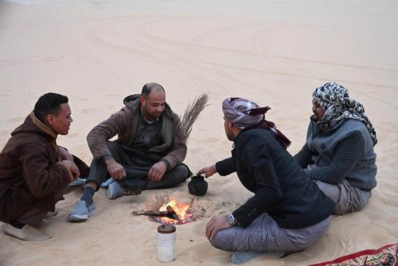 人, 屋外, 座る, 男 が含まれている画像
AI 生成コンテンツは誤りを含む可能性があります。