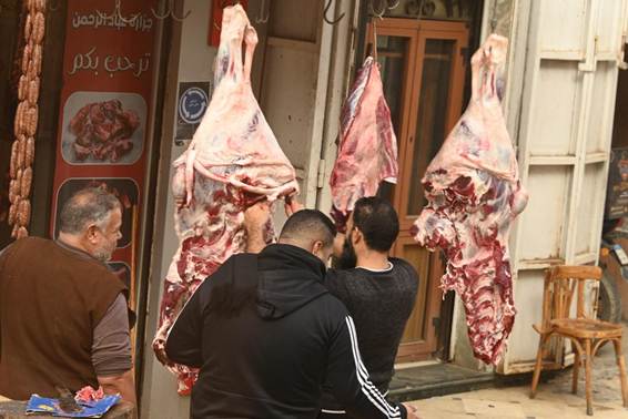 男, ショップ, テーブル, 持つ が含まれている画像
AI 生成コンテンツは誤りを含む可能性があります。